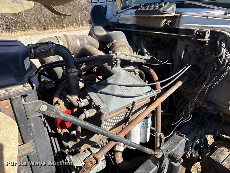 image for item ES5899 1989 Mack RD688SX semi truck