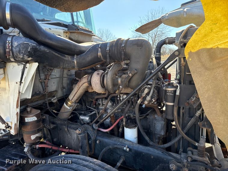 image for item ES5899 1989 Mack RD688SX semi truck