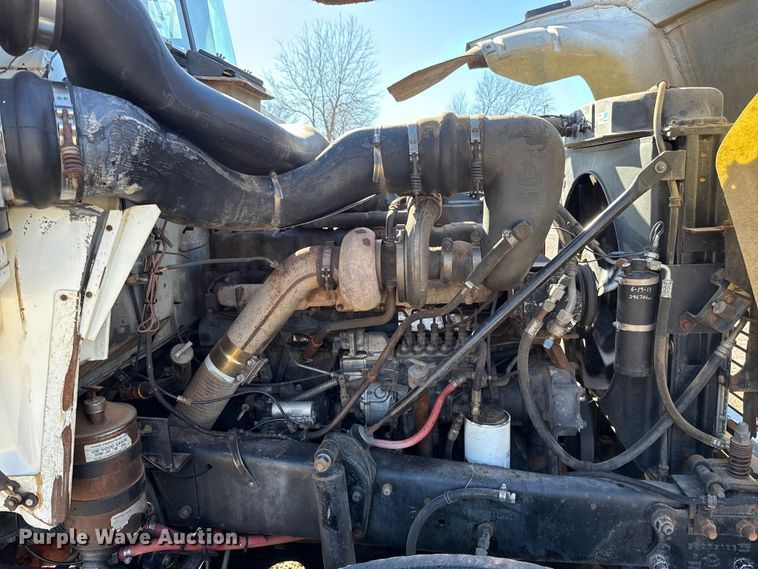 image for item ES5899 1989 Mack RD688SX semi truck