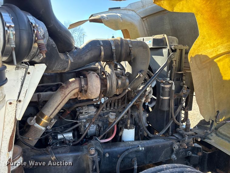 image for item ES5899 1989 Mack RD688SX semi truck