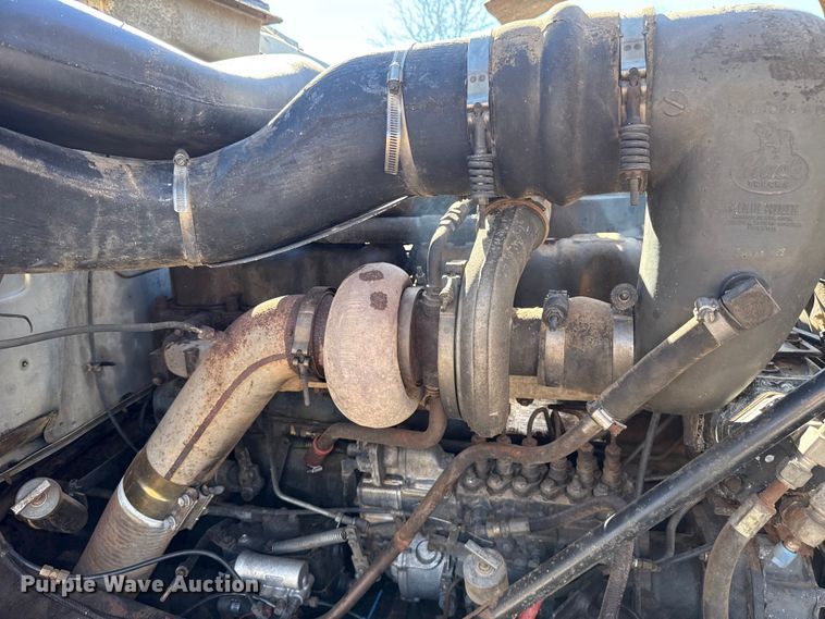 image for item ES5899 1989 Mack RD688SX semi truck