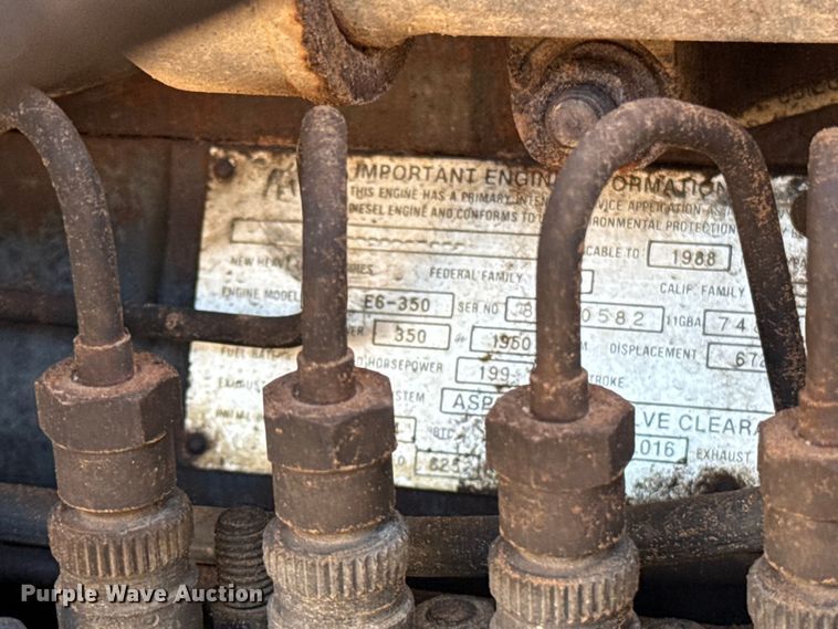 image for item ES5899 1989 Mack RD688SX semi truck