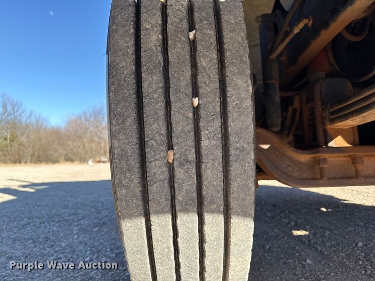 image for item ES5899 1989 Mack RD688SX semi truck