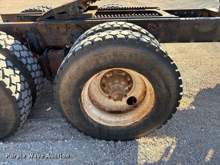 image for item ES5899 1989 Mack RD688SX semi truck