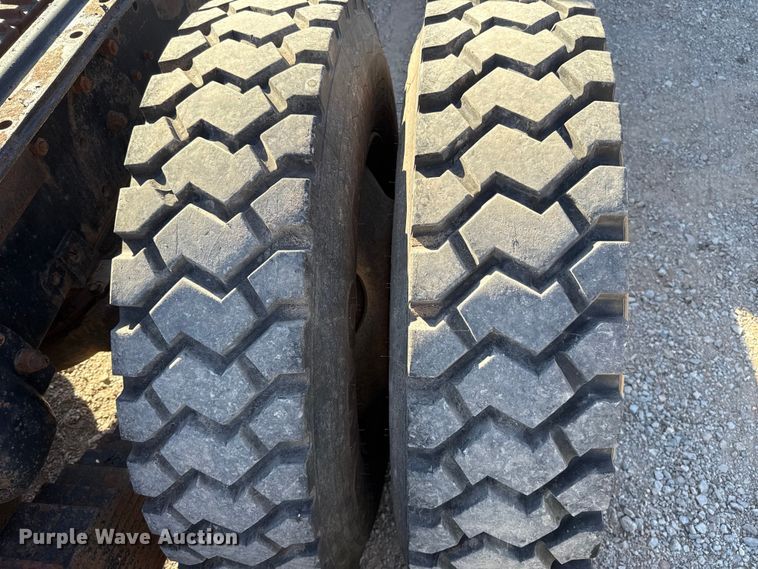 image for item ES5899 1989 Mack RD688SX semi truck