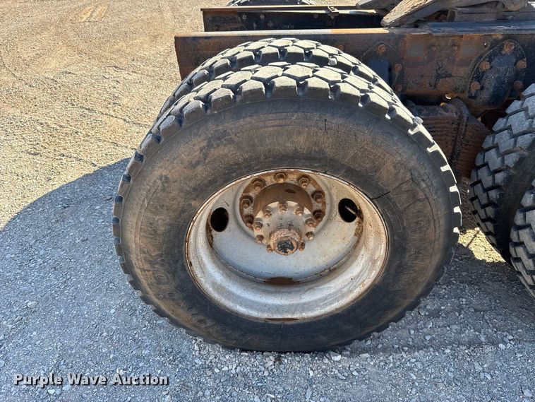 image for item ES5899 1989 Mack RD688SX semi truck