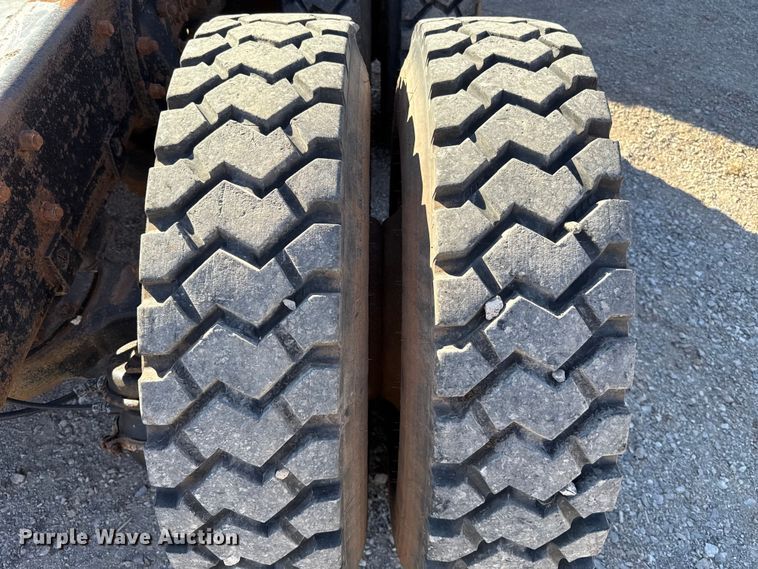 image for item ES5899 1989 Mack RD688SX semi truck