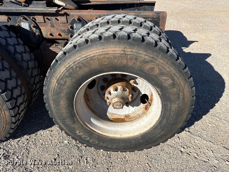 image for item ES5899 1989 Mack RD688SX semi truck