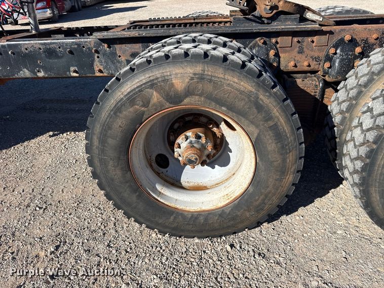 image for item ES5899 1989 Mack RD688SX semi truck