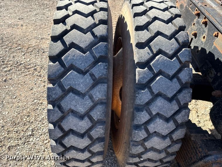 image for item ES5899 1989 Mack RD688SX semi truck