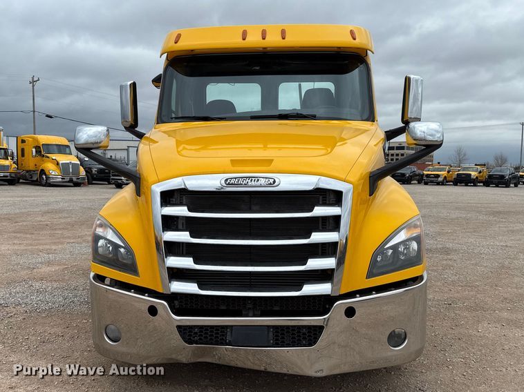 image for item ES5943 2020 Freightliner Cascadia 126 semi truck