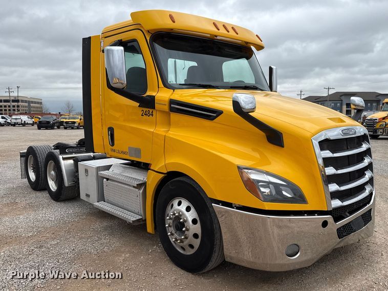 image for item ES5943 2020 Freightliner Cascadia 126 semi truck