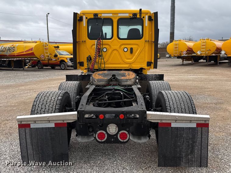 image for item ES5943 2020 Freightliner Cascadia 126 semi truck