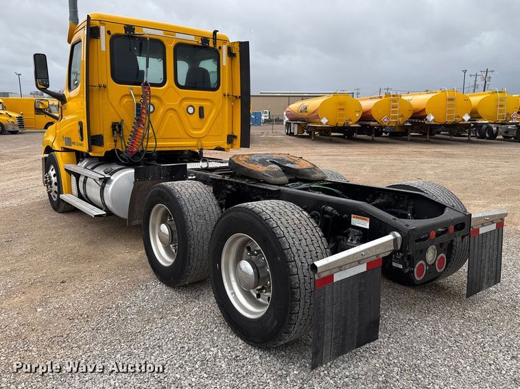 image for item ES5943 2020 Freightliner Cascadia 126 semi truck