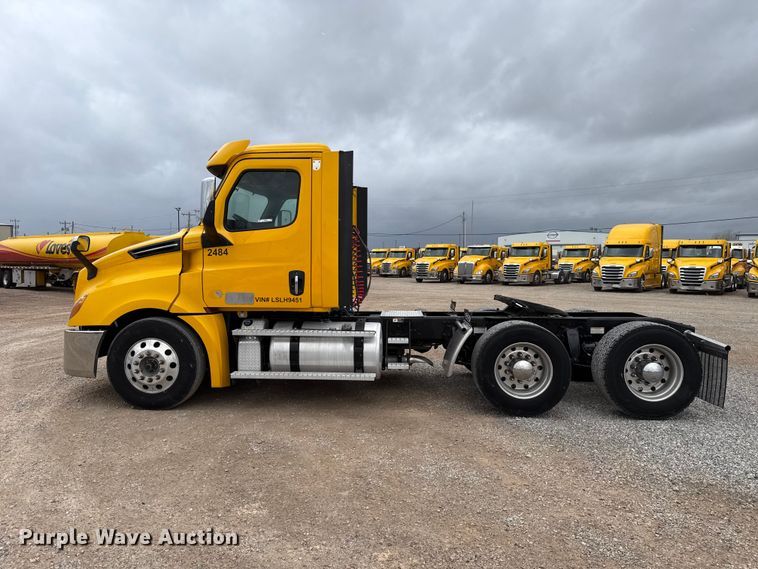 image for item ES5943 2020 Freightliner Cascadia 126 semi truck