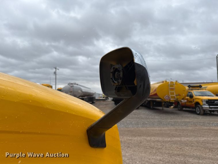 image for item ES5943 2020 Freightliner Cascadia 126 semi truck