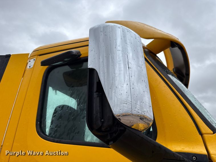 image for item ES5943 2020 Freightliner Cascadia 126 semi truck