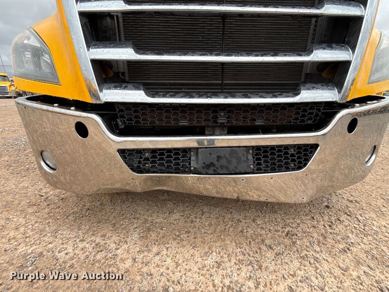 image for item ES5943 2020 Freightliner Cascadia 126 semi truck