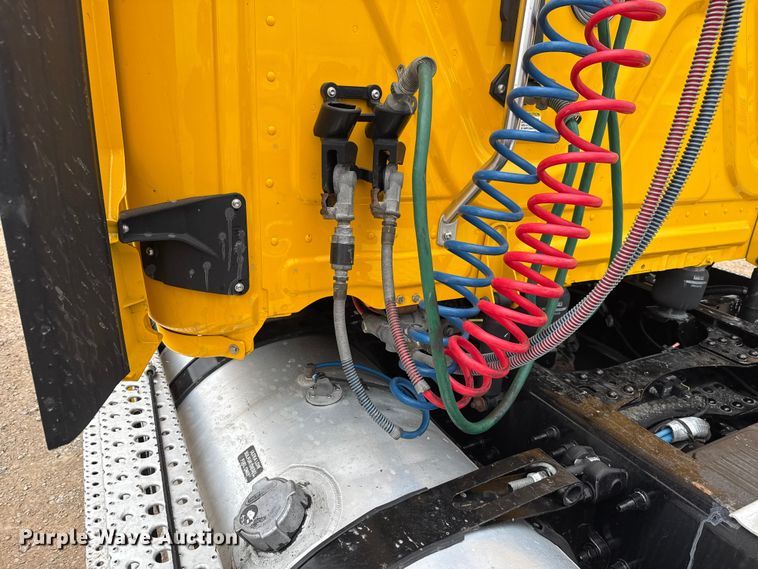 image for item ES5943 2020 Freightliner Cascadia 126 semi truck