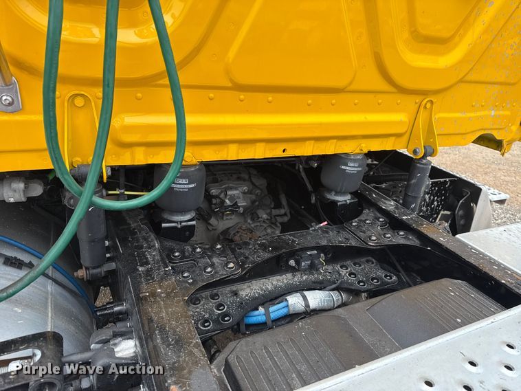 image for item ES5943 2020 Freightliner Cascadia 126 semi truck