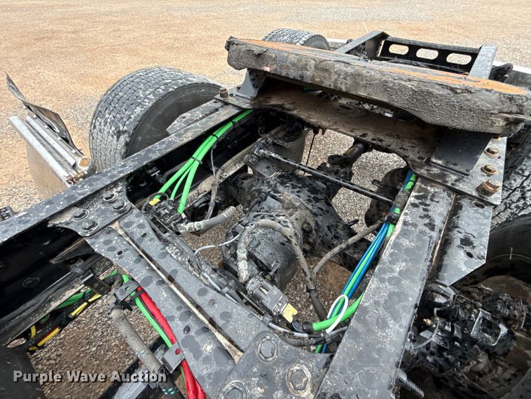 image for item ES5943 2020 Freightliner Cascadia 126 semi truck