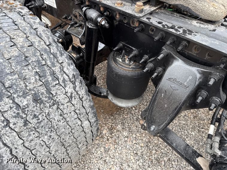 image for item ES5943 2020 Freightliner Cascadia 126 semi truck