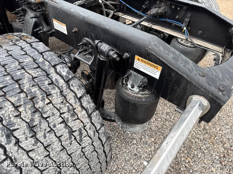 image for item ES5943 2020 Freightliner Cascadia 126 semi truck