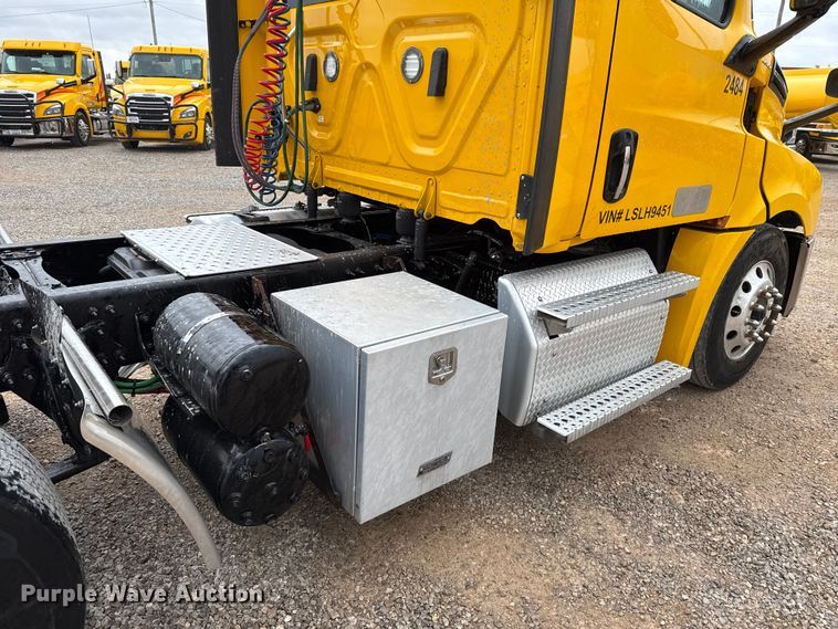 image for item ES5943 2020 Freightliner Cascadia 126 semi truck