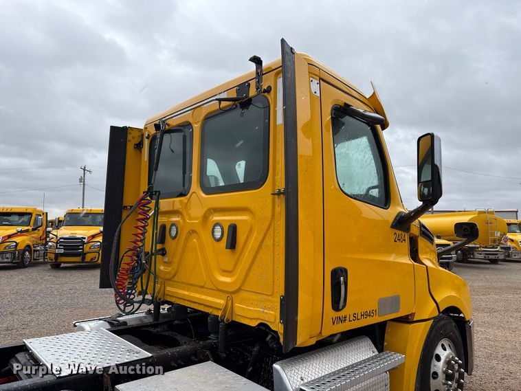 image for item ES5943 2020 Freightliner Cascadia 126 semi truck