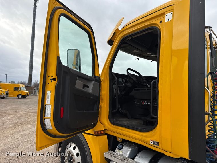 image for item ES5943 2020 Freightliner Cascadia 126 semi truck