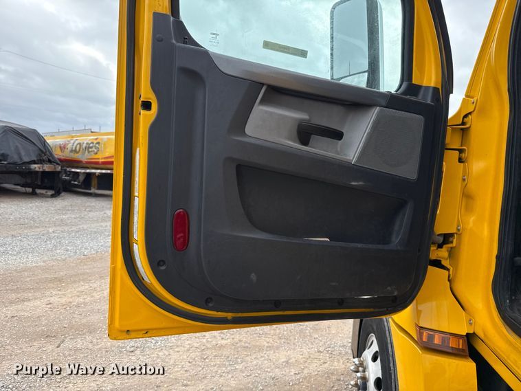 image for item ES5943 2020 Freightliner Cascadia 126 semi truck