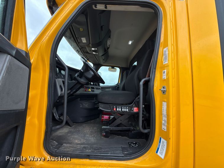 image for item ES5943 2020 Freightliner Cascadia 126 semi truck