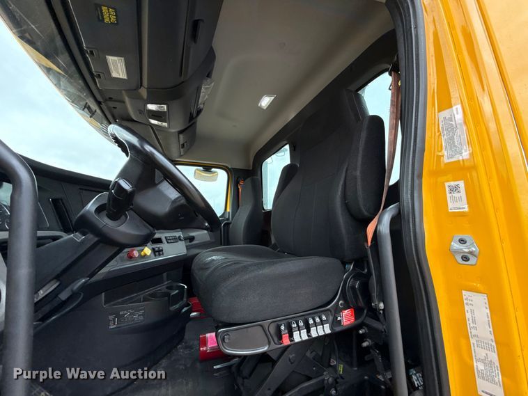 image for item ES5943 2020 Freightliner Cascadia 126 semi truck