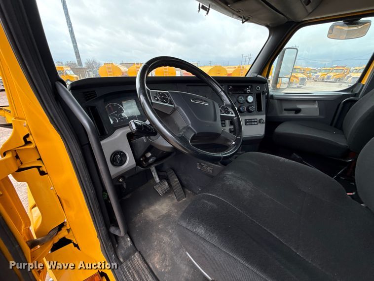 image for item ES5943 2020 Freightliner Cascadia 126 semi truck