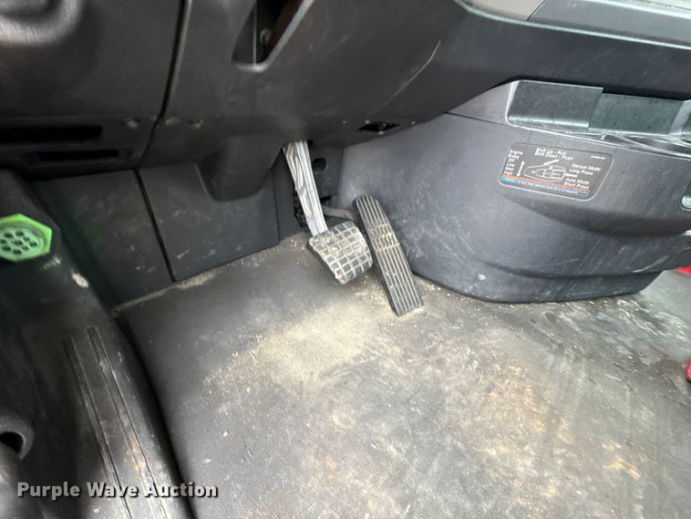 image for item ES5943 2020 Freightliner Cascadia 126 semi truck