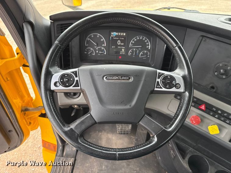 image for item ES5943 2020 Freightliner Cascadia 126 semi truck