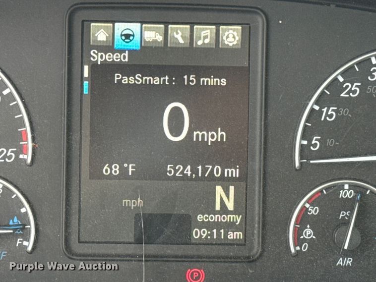 image for item ES5943 2020 Freightliner Cascadia 126 semi truck