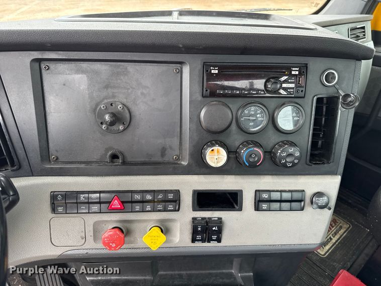 image for item ES5943 2020 Freightliner Cascadia 126 semi truck