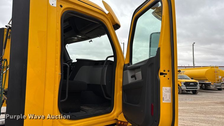 image for item ES5943 2020 Freightliner Cascadia 126 semi truck