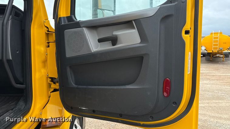 image for item ES5943 2020 Freightliner Cascadia 126 semi truck