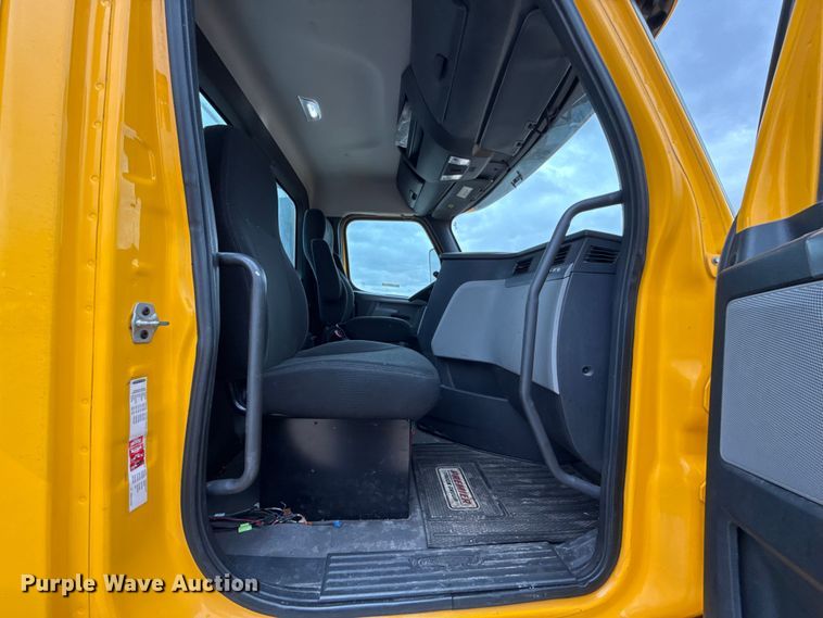 image for item ES5943 2020 Freightliner Cascadia 126 semi truck