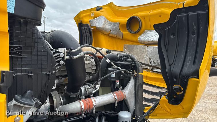 image for item ES5943 2020 Freightliner Cascadia 126 semi truck