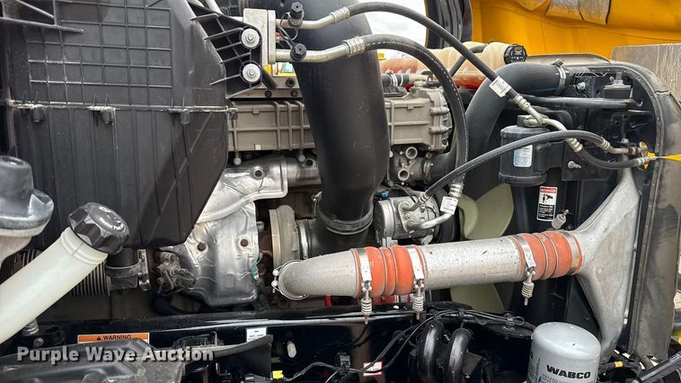 image for item ES5943 2020 Freightliner Cascadia 126 semi truck