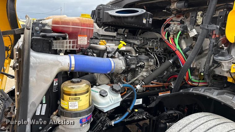 image for item ES5943 2020 Freightliner Cascadia 126 semi truck