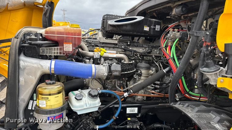 image for item ES5943 2020 Freightliner Cascadia 126 semi truck