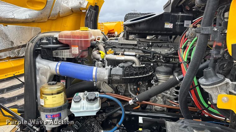 image for item ES5943 2020 Freightliner Cascadia 126 semi truck