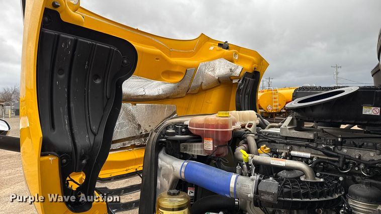 image for item ES5943 2020 Freightliner Cascadia 126 semi truck