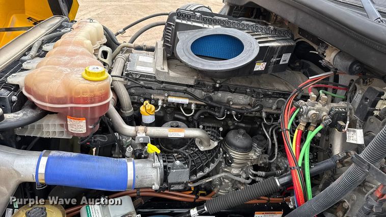 image for item ES5943 2020 Freightliner Cascadia 126 semi truck