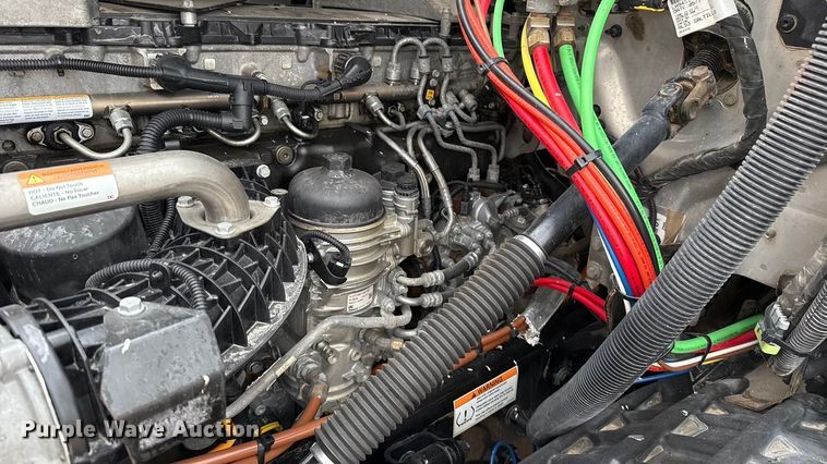 image for item ES5943 2020 Freightliner Cascadia 126 semi truck