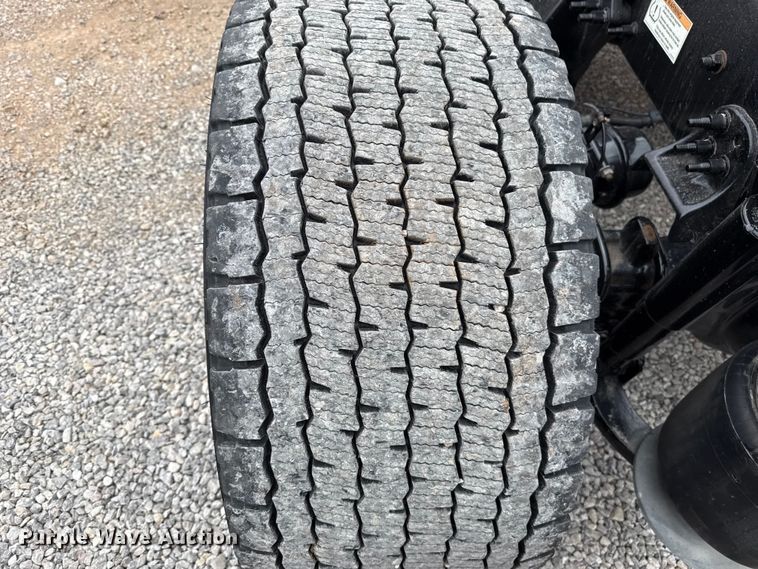 image for item ES5943 2020 Freightliner Cascadia 126 semi truck